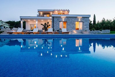 Luxuriöse Villa in Pridraga mit Pool