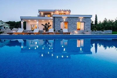 Villa con piscina privata e giardino