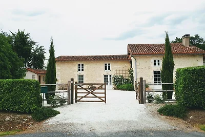 Ferienhaus mit Pool in Verteillac