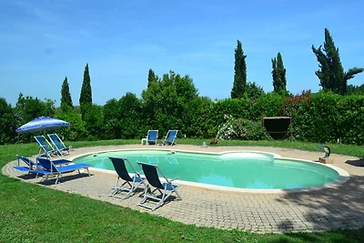 Pittoresco agriturismo con piscina a Vinci