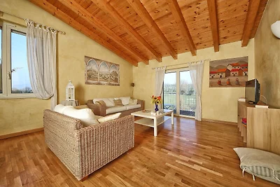 Appartamento moderno a Salò con piscina