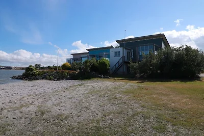 Luxuriöse freistehende Villa in Strandnähe