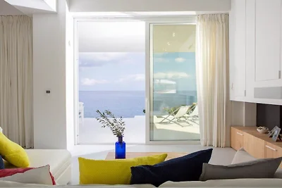Kuro Beach House