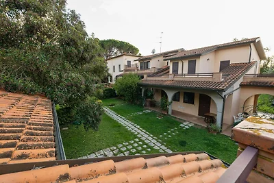 Einladende Wohnung in Scarlino mit Terrasse