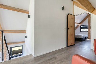 Modernes Haus mit zwei Badezimmern in einem F...