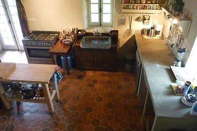 Château in der Auvergne mit Fluss und...