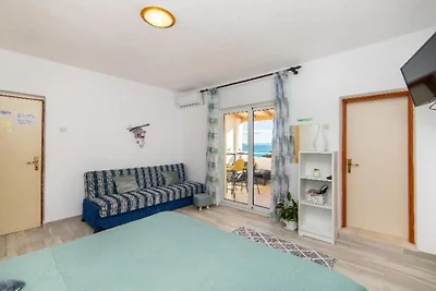 Studio apartment with sea view 3