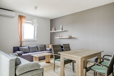 Zeitgenössische Wohnung in Novalja mit Grill