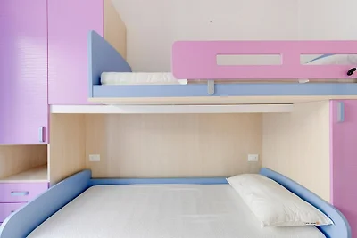 Zwembad condivisa en ampio spazio esterno...