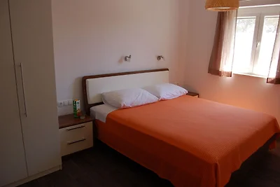 Geräumige Ferienwohnung mit Innenhof in Veli...