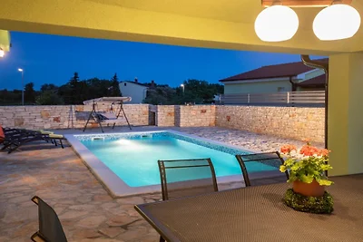 Ferienhaus in Bale mit Schwimmbecken