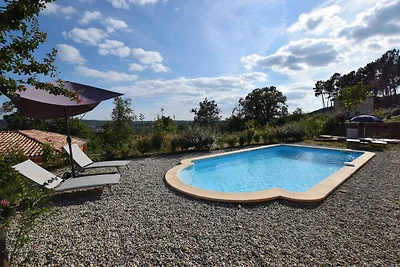 Imponente villa con vista sulla collina