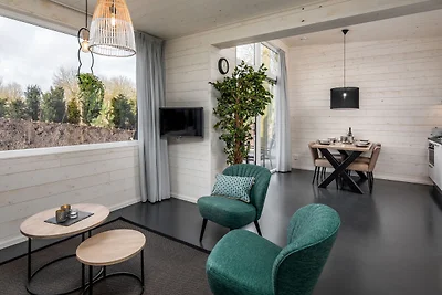 Moderne Lodge am Wasser, im Grünen gelegen