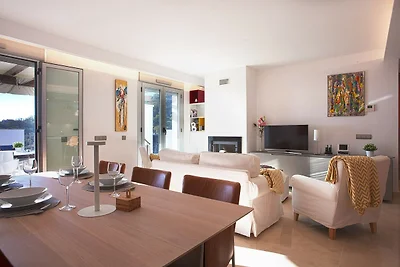 Modernes Apartment mit Balkon