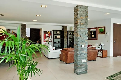 Villa mit Pool und wunderschöner Architektur
