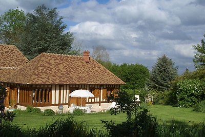 Traditionelles Haus mit Garten in Dampsmesnil