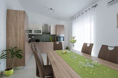 Apartment in Seget Donji mit Terrasse