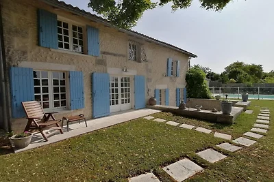 Geräumiges Ferienhaus mit Pool in Lusignac