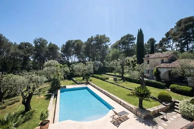 Villa in Roquefort mit Infinity-Pool