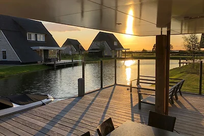 Strohgedeckte Villa mit Lounge am Wasser