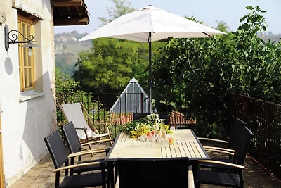 Villa in Langhe mit Pool und Weingutflair