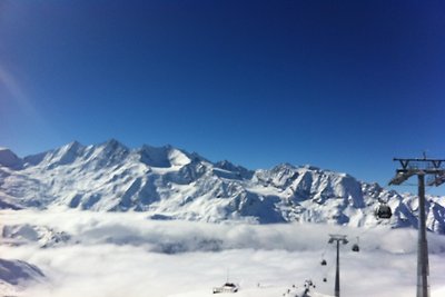 Chalet mit 2 Wohnungen von Wiesen umgeben.