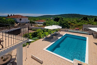 Villa moderna a Grohote con piscina