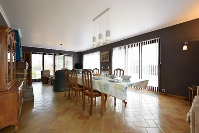 Einladendes Ferienhaus mit großem Garten