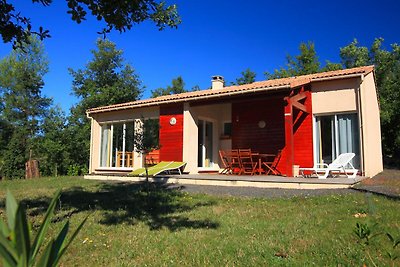 Gepflegter Bungalow auf einer grünen Domäne