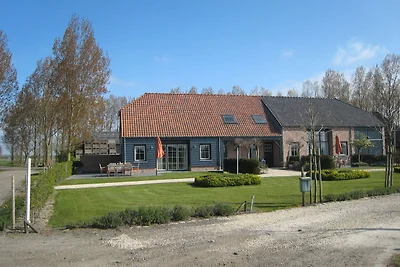 Elegante casa vacanze a Zuidzande con sauna