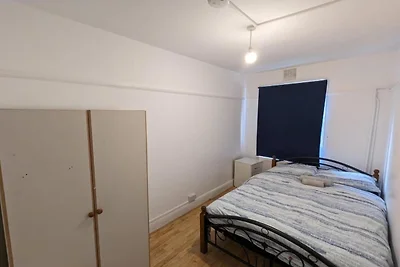 Rahal Hackney |  Double Room Shared washroom
