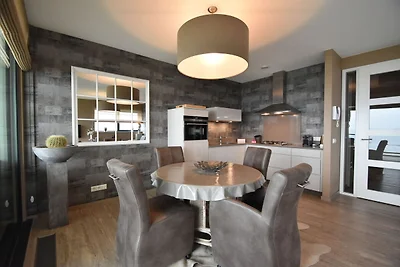 Moderne Wohnung mit Balkon