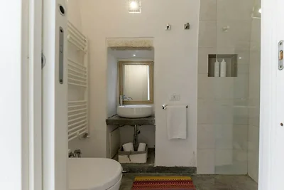 19 Suite di lusso bianca con vasca...