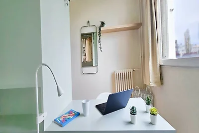 Camera accogliente in un accogliente appartam...