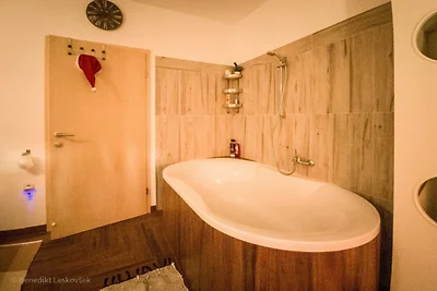 Rustic Refuge Glamping with Hot-Tub and Sauna...