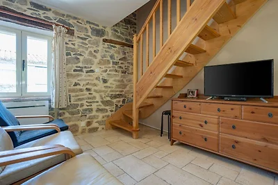 Cottage attorno alla piscina in una villetta