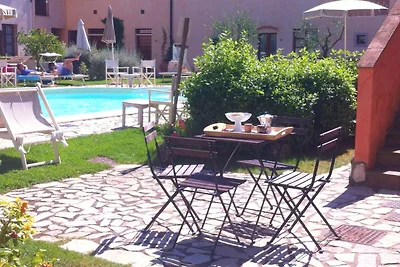 Gemütliche Wohnung mit Schwimmbad und Garten