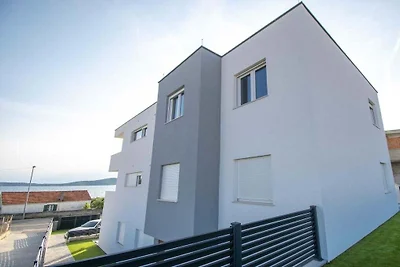 Wohnung in Šibenik-Brodarica mit Balkon
