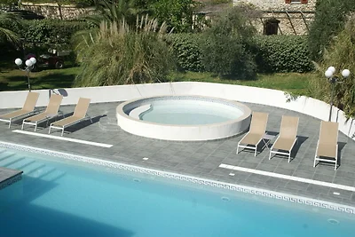 Spazioso appartamento con piscina...