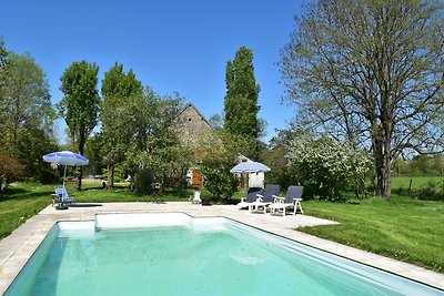 Modernes Ferienhaus in Burgund mit Schwimmbad