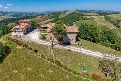 Spacious Mansion in Sant'Angelo in Vado with...