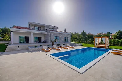 Villa con piscina privata e giardino