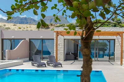 Villa bij Laki Beach met Zwembad