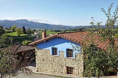 Spazioso cottage a Nava con piscina