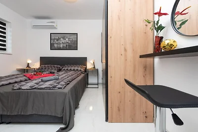 De Luxe Three Bedroom Apartment with Hot-Tub