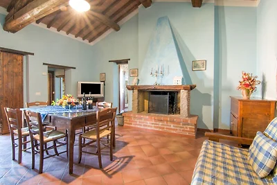Accogliente Agriturismo con Piscina a Castigl...