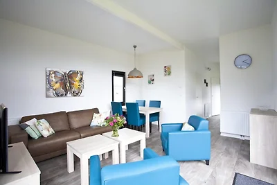 Sleek Lakeside Chalet für 4 Personen