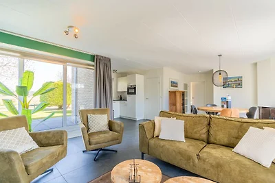 Geschmackvoll eingerichteter freistehender...