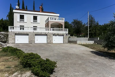 Villa Harmonia con patio e piscina in comune