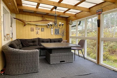 Gemütlicher Rückzugsort im Wald mit Whirlpool